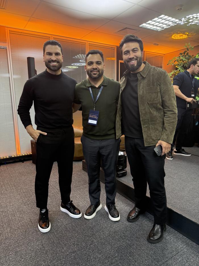 Felipe Moura com os mentores da ATrinca